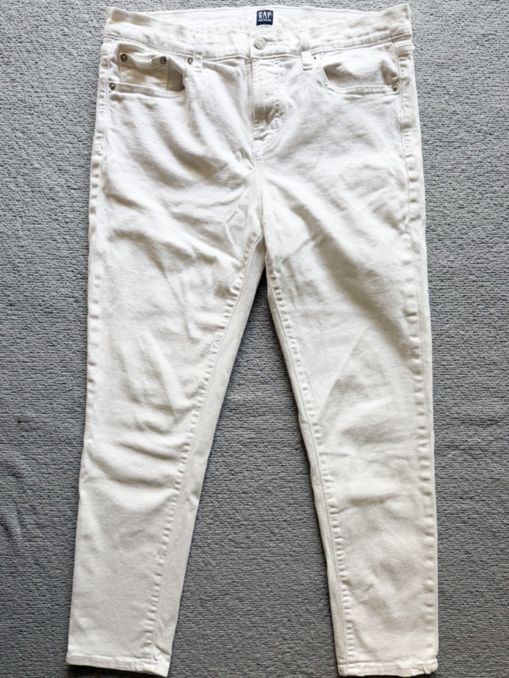 Women's Gap Cropped White Jeans Size 12/31 Regular 5 Pocket Button Zip Denim